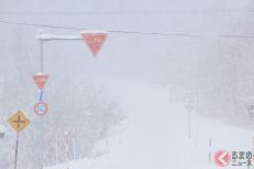 「突然の大雪で停止線が見えないのですが、越えたら違反ですか？」 一体どこで止まるべき？ 困惑の声も… 元警察官が解説