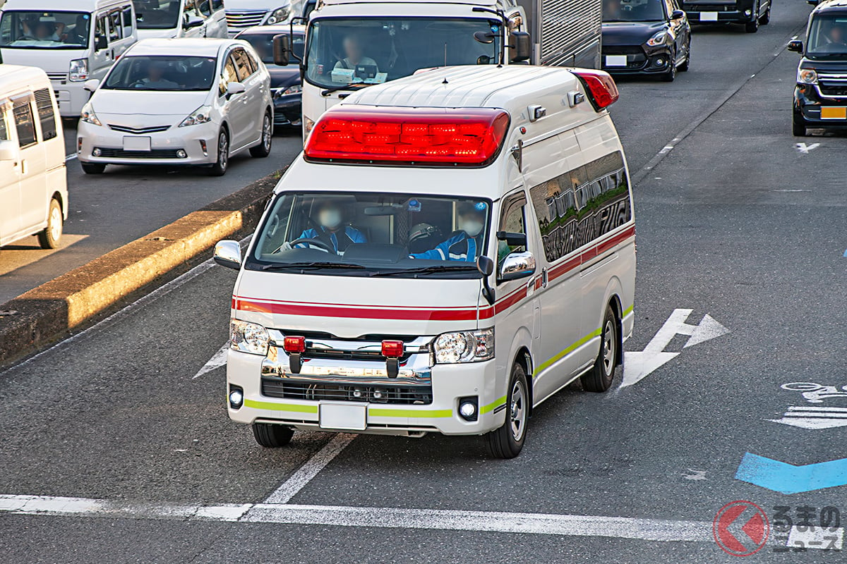 赤信号で停車中、後ろから「救急車」が来ました。早く譲らなきゃとは思いますが、どうすればいいのかわかりません。「停止線」を超えても大丈夫なのでしょうか。