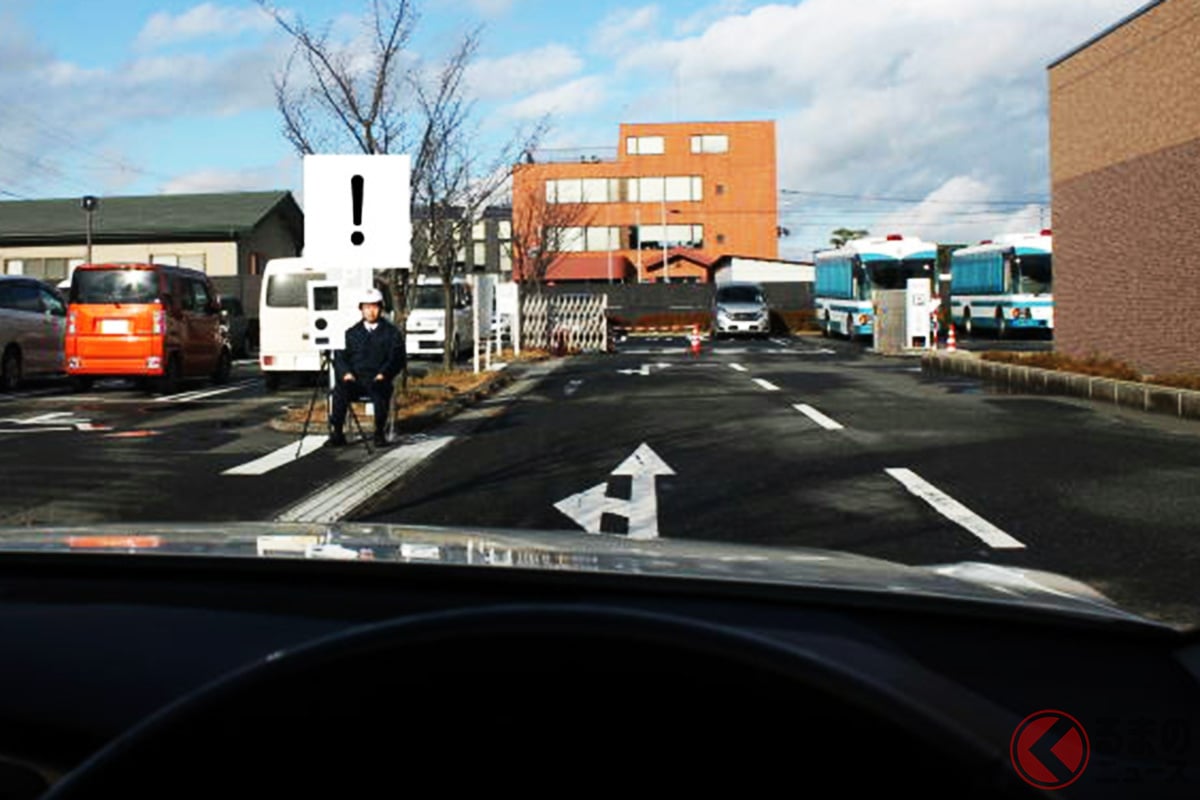 「道路脇のカメラ」なんの意味？ 警察が「ニセモノのオービス」を設置！ 本物じゃないの？ でも抑止力抜群？ SNSでは「バラしたら意味ない」の声も！ 青森県に初導入