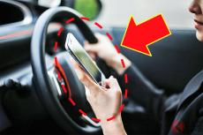 運転中の「ながらスマホ」は絶対ダメ！ では「信号停止中」はOK？ それともNG!? 改めて確認したい「交通ルール」とは