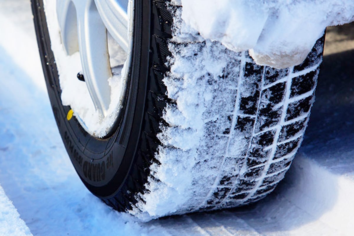 まだ装着してないの？ 「雪降り始めたよ？」 覚えておきたい「冬タイヤ」の違い！ イマ「履くべきタイヤ」とは