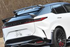 レクサス「“斬新”スポーツSUV」がスゴい！ ド派手エアロにダブルリアウイング採用！ 1180万円でも即完売した「RZ Fスポーツ パフォーマンス」どんなモデル？