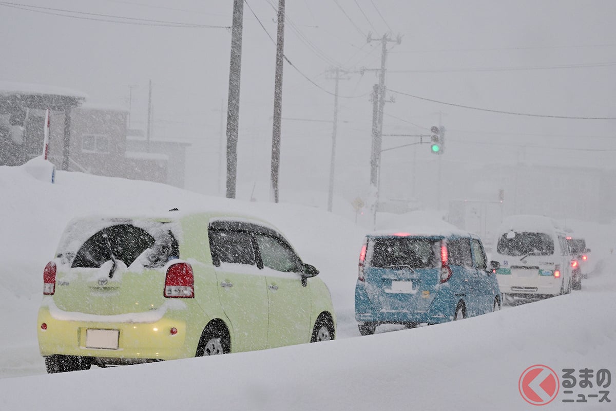 「ノーマルタイヤで雪道走行」は違反です！ 冬用タイヤ未装着なのに雪が降ってきた時の正しい対処法は？