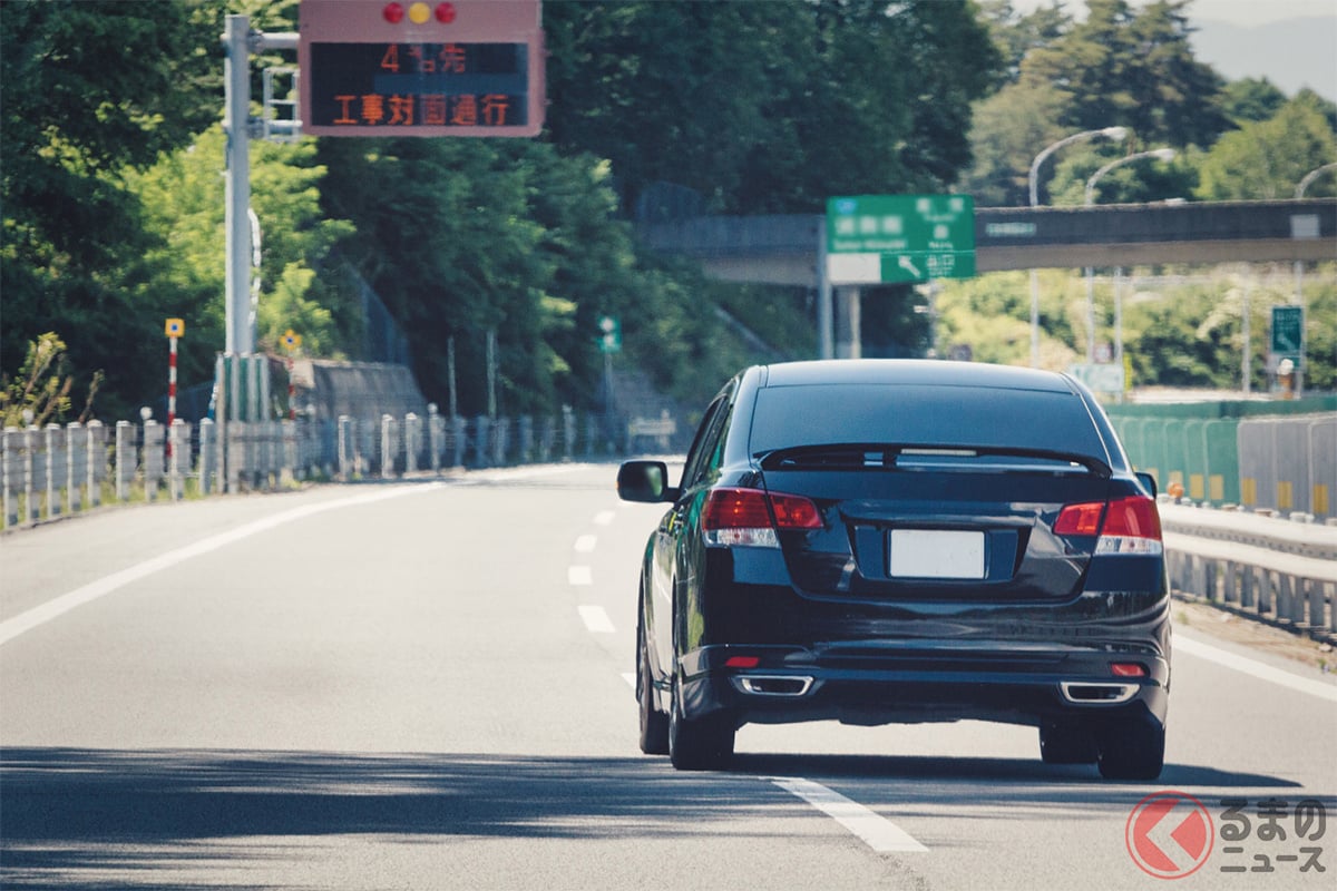 高速道路の一番右「追越車線」走行し続けるのはアウト！ 何分走ったら違反になる？ 意外と多い「通行帯違反」実態は？