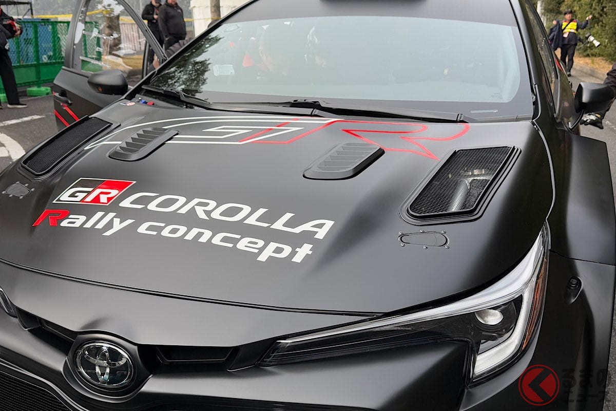 トヨタが「超凄いGRカローラ」世界初公開！ 黒ボディに迫力ウイング×1