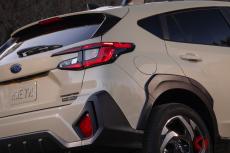 スバル新「クロスオーバーSUV」発表！ カッコいい「斬新ベージュ色」採用！ 燃費も向上した「クロストレック ハイブリッド」米国で25年秋発売！