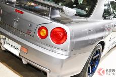 もはや「新車みたい」!? 日産「“R34”スカイラインGT-R」が大復活！ 25年以上前のクルマが裏の裏まで「サビ」も無しに？ 日産サービスセンターの「フルレストア」モデルの仕上がりが“段違い”だった