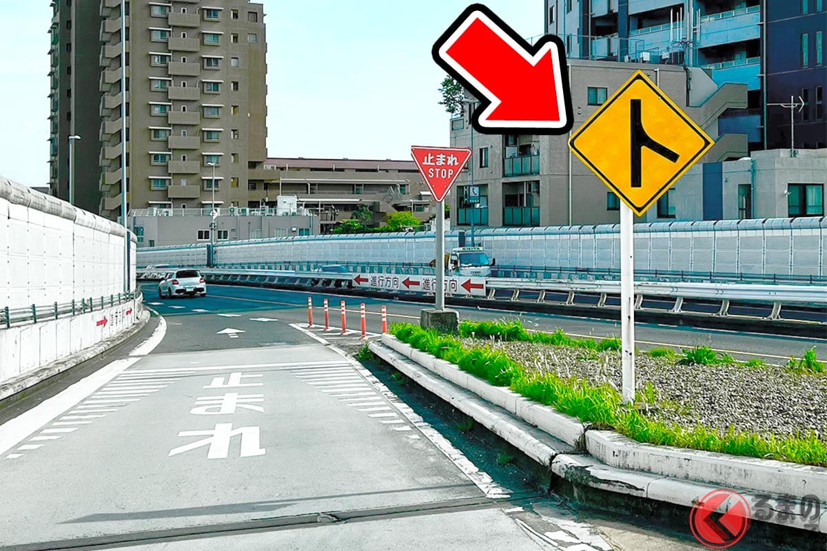 ウインカーは「右？左？」どっちが正解？ 合図の判断に迷う「斜め接続」道路！ 安全に答えを見極める“決め手”とは