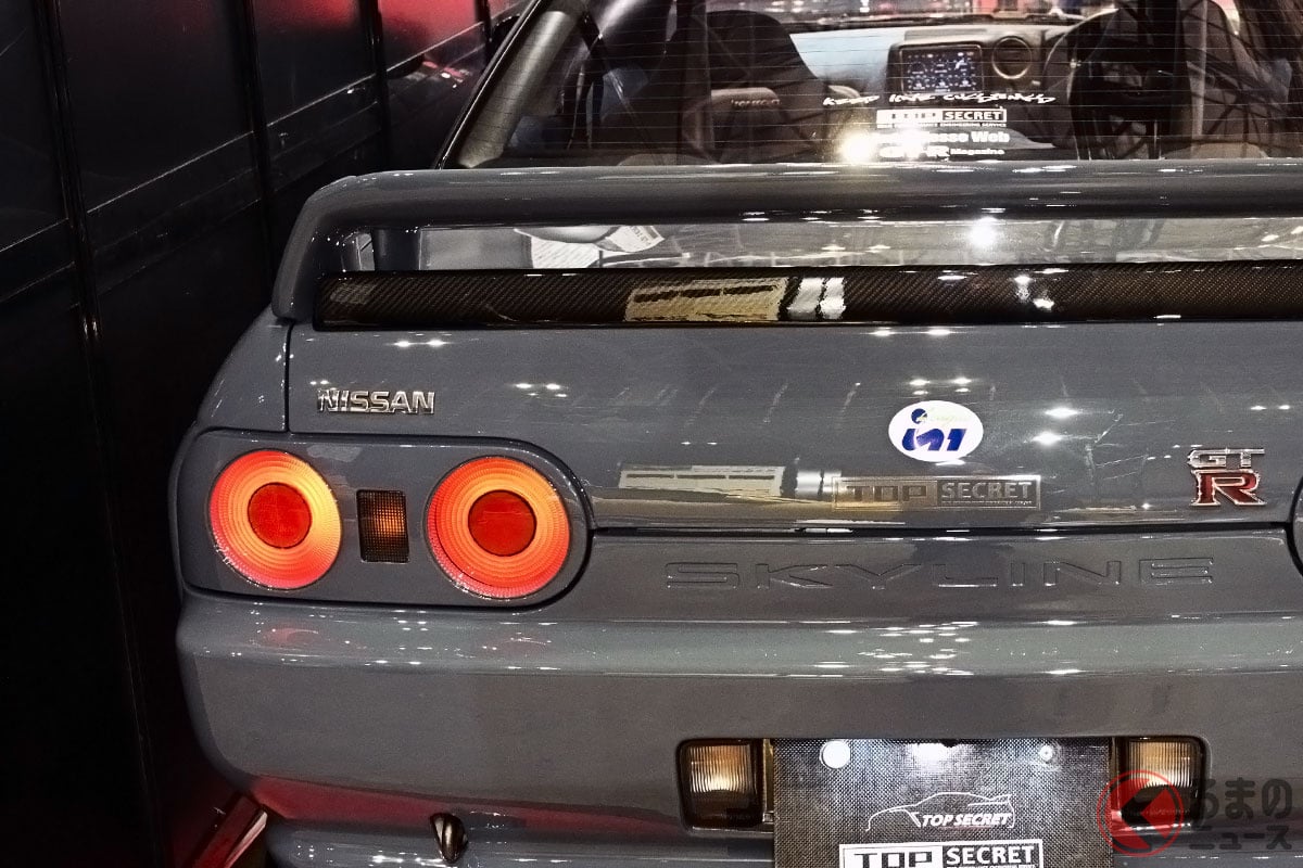 超すごい「R32 GT-R」実車展示！ 730馬力「V6ツインターボ」に“パドルシフト”まで装備!? ステルスグレー×“控えめカスタム”がカッコイイ「VR32」 TASで再登場