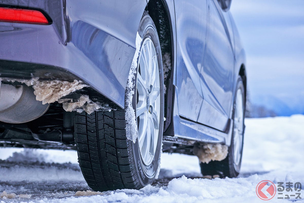 車の冬タイヤ「いる」「いらない」？ 「夏タイヤのままで」意見に「スタッドレスが当たり前！」派も… まったく“真逆の意見”も存在！ 履き替えの「判断基準」は何なのか