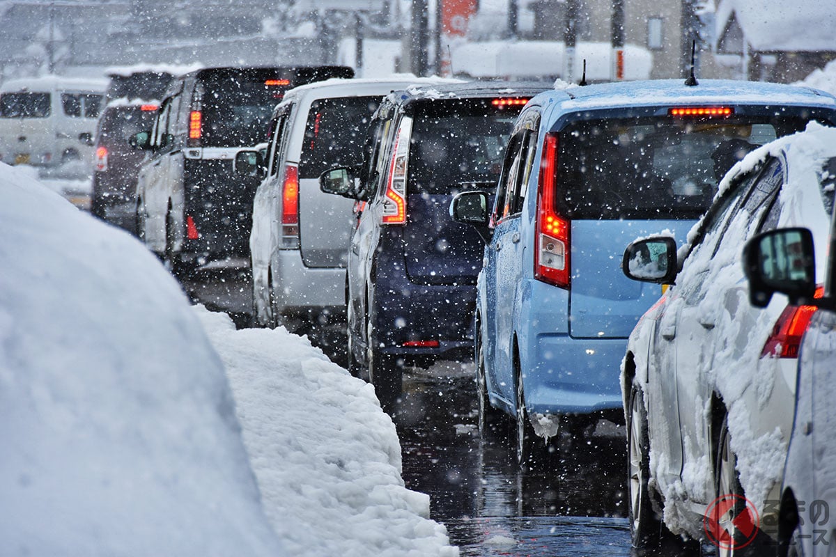 「今季最強の大雪」で国が緊急発表「監査のうえ行政処分します」 悪質な「冬道立ち往生」に徹底措置を宣言！ 依然多い「ノーマルタイヤのトラック」に断固対応へ