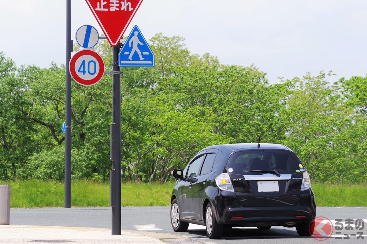 交差点の「停止線」止まらずに越えたら違反になる？ うっかり越えてる人が多い!? 「前が見えない…」警察がオススメする「停止方法」とは？