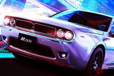 “超レトロ”な新型「4ドアスポーツカー」最安グレードがスゴイ！ めちゃ「旧車デザイン＆VTECターボ」採用した“斬新モデル”に大注目！ ミツオカ「新型M55」ファーストエディションとは！