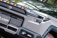 トヨタ「新型RAV4 アドベンチャー」発売！ オレンジにめちゃ光る迫力“4