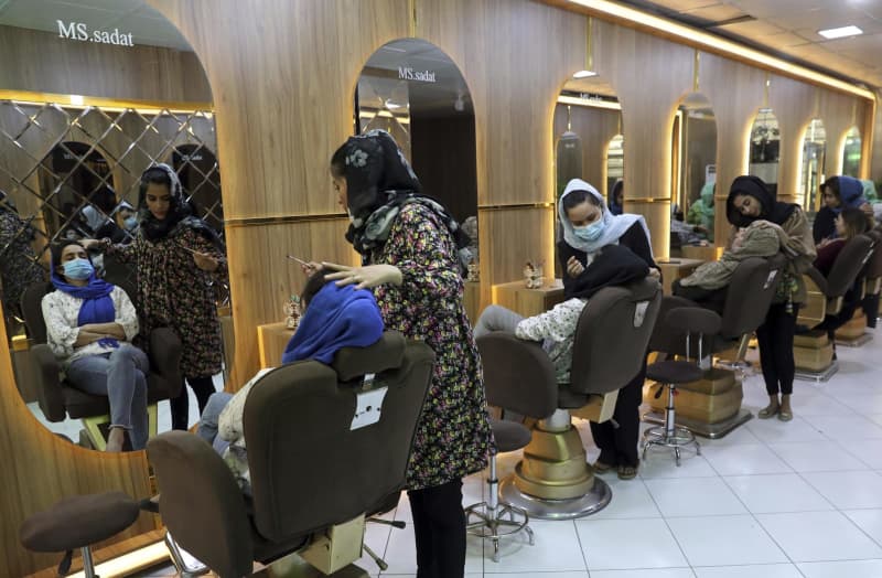 タリバン、美容院閉鎖を命令　新たな女性抑圧策、批判も