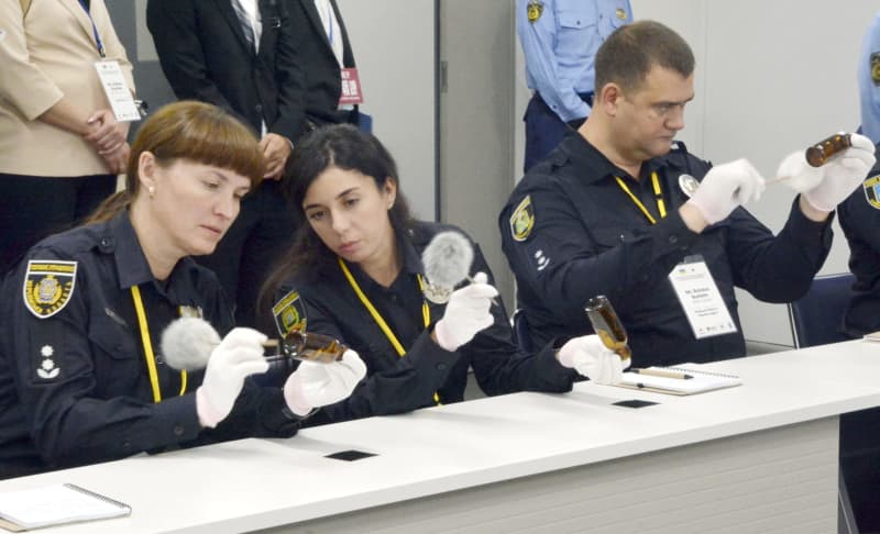 警視庁で指紋採取を体験　ウクライナ警察、鑑識部門の研修