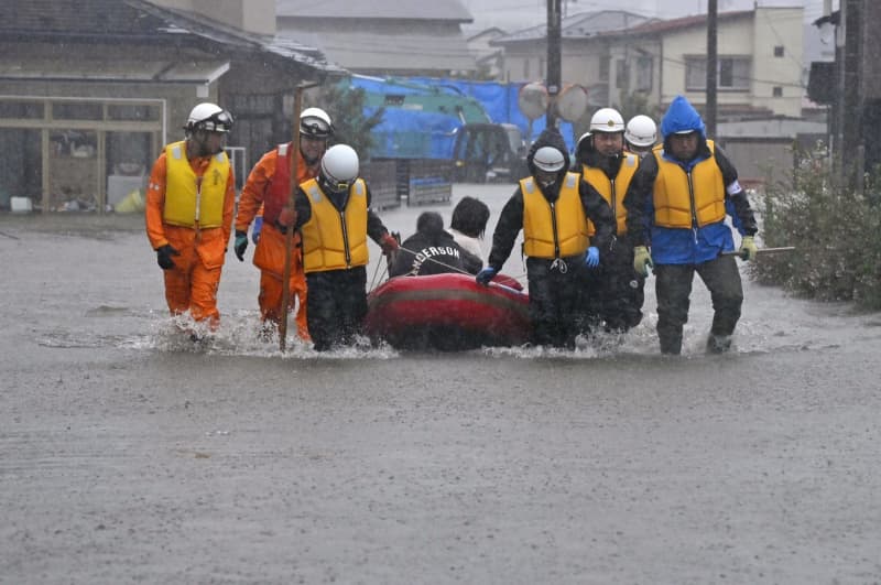 秋田で記録的な大雨　土砂崩れで2人搬送
