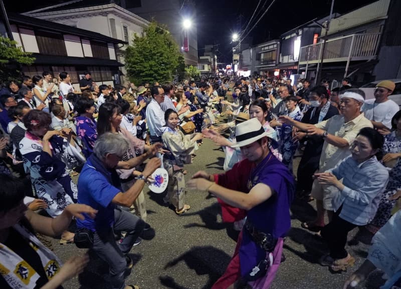無形遺産、「郡上踊」始まる　岐阜、4年ぶりの通常開催