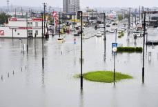 JR秋田駅前、路上を一面水覆う　「内水氾濫」や土砂崩れ