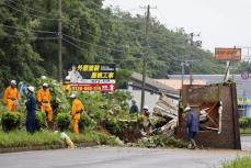大雨の避難140人、土砂崩れも　秋田、住民は不安抱え片付け