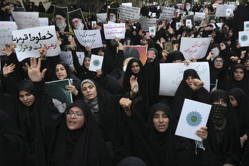 聖典侮辱で抗議集会　イラン「大使追放せよ」