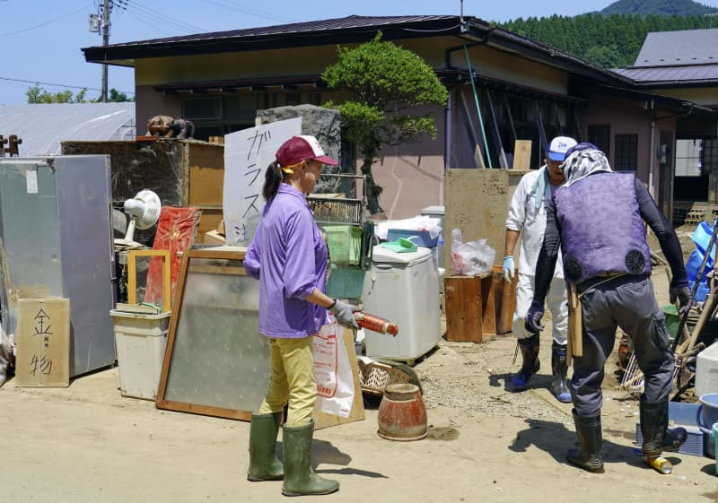ボランティア、秋田で復旧に汗　大雨被害から1週間