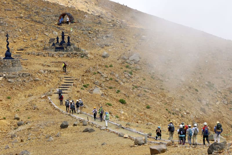 御嶽山噴火の遺族、尾根で慰霊　犠牲者集中の「八丁ダルミ」