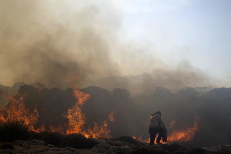 ギリシャ山火事、消火難航　ロードス島、2万人避難