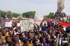 ニジェール軍政支持で数千人デモ　仏大使館攻撃、ロシア接近も