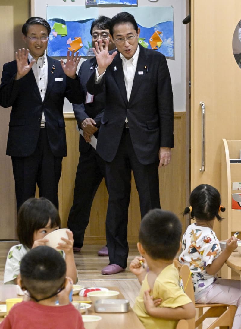首相、子育て支援へ「不退転」　鳥取の複合施設を視察