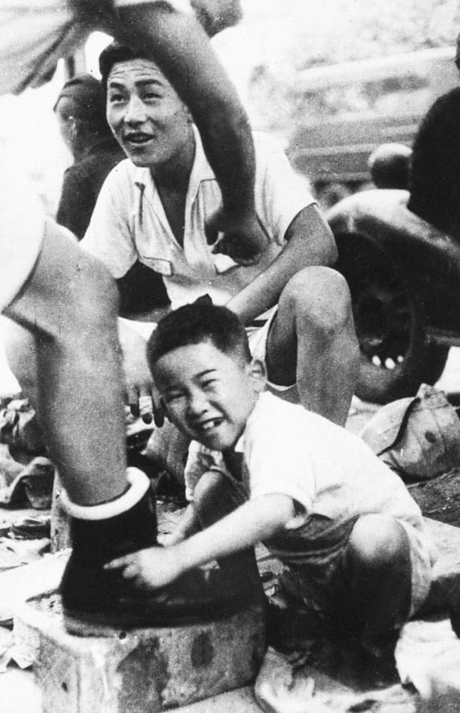 ＜あのころ＞戦災孤児たくましく　靴磨きの少年