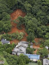 熊本地震の活断層上で土砂崩れ　7月の大雨、斜面に亀裂か