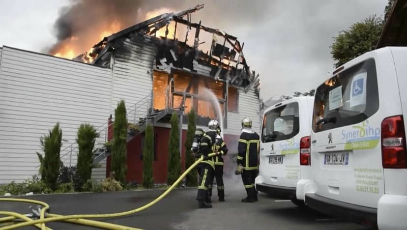仏休暇施設で火災、11人死亡　ボルヌ首相「ぞっとする悲劇」