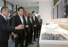首相「女性活躍できる社会を」　富山の企業訪問、車座対話