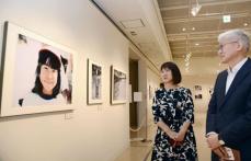韓国大使が拉致写真展を訪問　横田めぐみさんの父が撮影