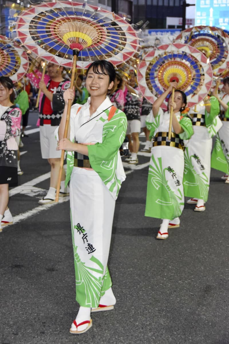 「鳥取しゃんしゃん祭」響く鈴音　2000人が傘操り、舞を披露