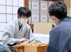 将棋、藤井敗れ佐々木が初勝利　王位戦第4局