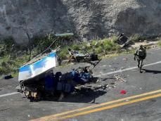 移民バス衝突16人死亡　メキシコ、30人以上負傷