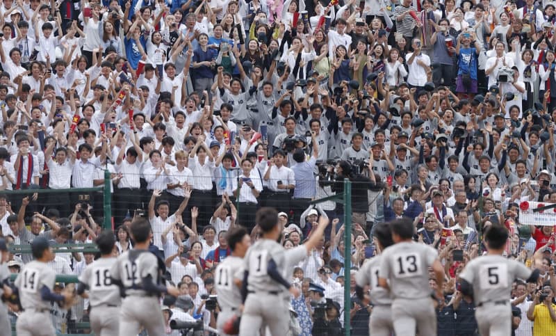 慶応、世紀をまたぐ日本一に歓喜　肩を組み、応援歌を大合唱