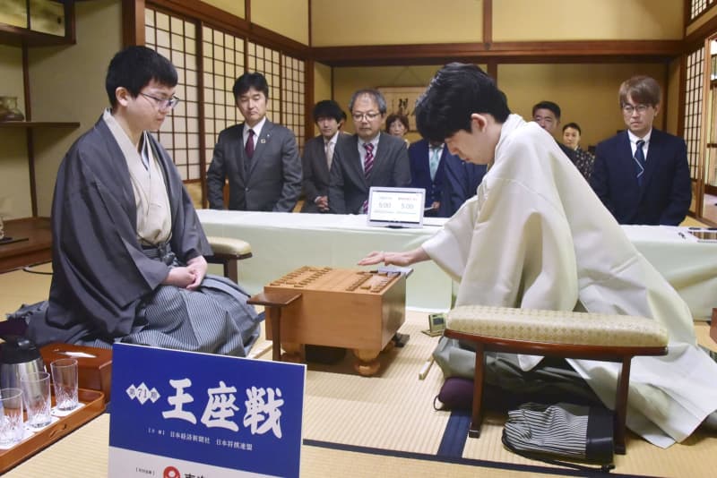 藤井、全八冠独占を目指す　将棋の王座戦5番勝負開幕