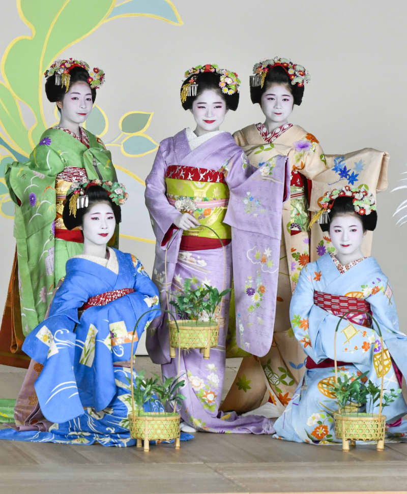 舞妓ら華やかに写真撮影、京都　11月「祇園をどり」前に