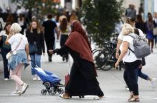フランス、アバヤ禁止で波紋拡大　アラブ女性の伝統衣装、訴訟も