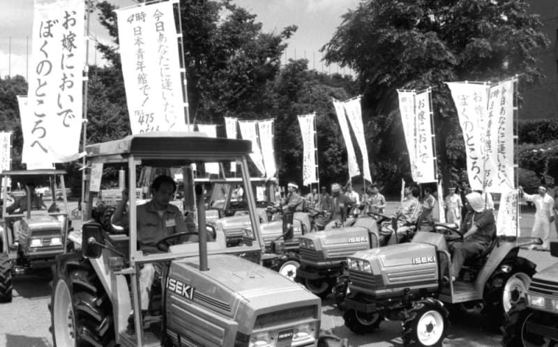 ＜あのころ＞東京で「嫁こいパレード」　農村青年がトラクター連ね