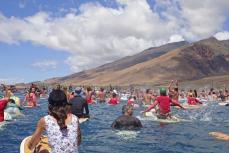 ハワイ山火事1カ月、復興へ決意　マウイ島の海で数百人が死者追悼
