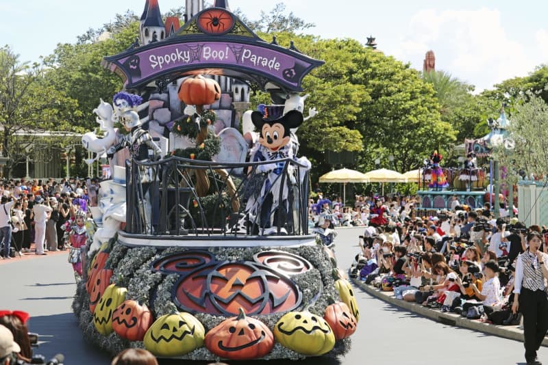 ディズニーランドでハロウィーン　15日から仮装パレード