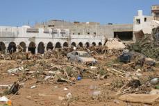 リビア大洪水、国際支援が本格化　近隣国の救助隊到着、食料配給も