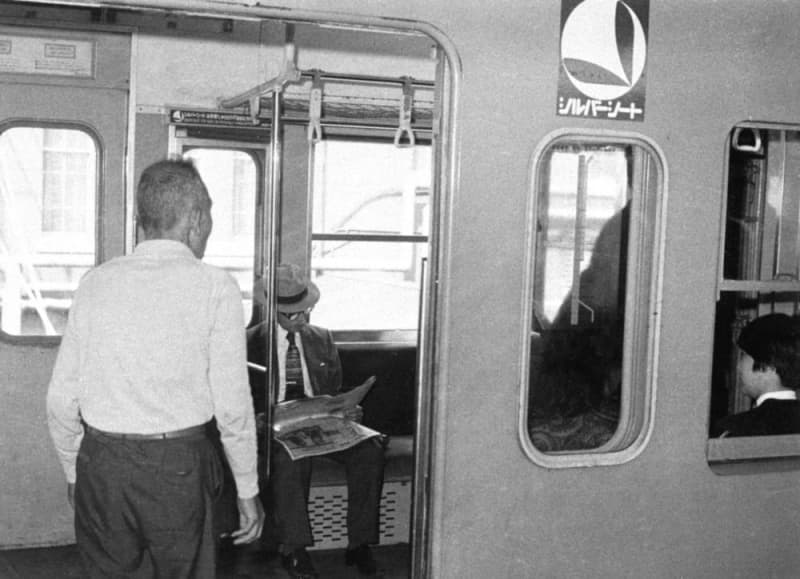 ＜あのころ＞シルバーシート初登場　中央線の通勤電車