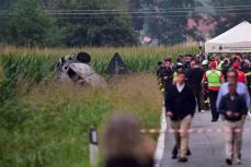 イタリアで曲技機墜落、女児死亡　空軍チーム、車巻き込み