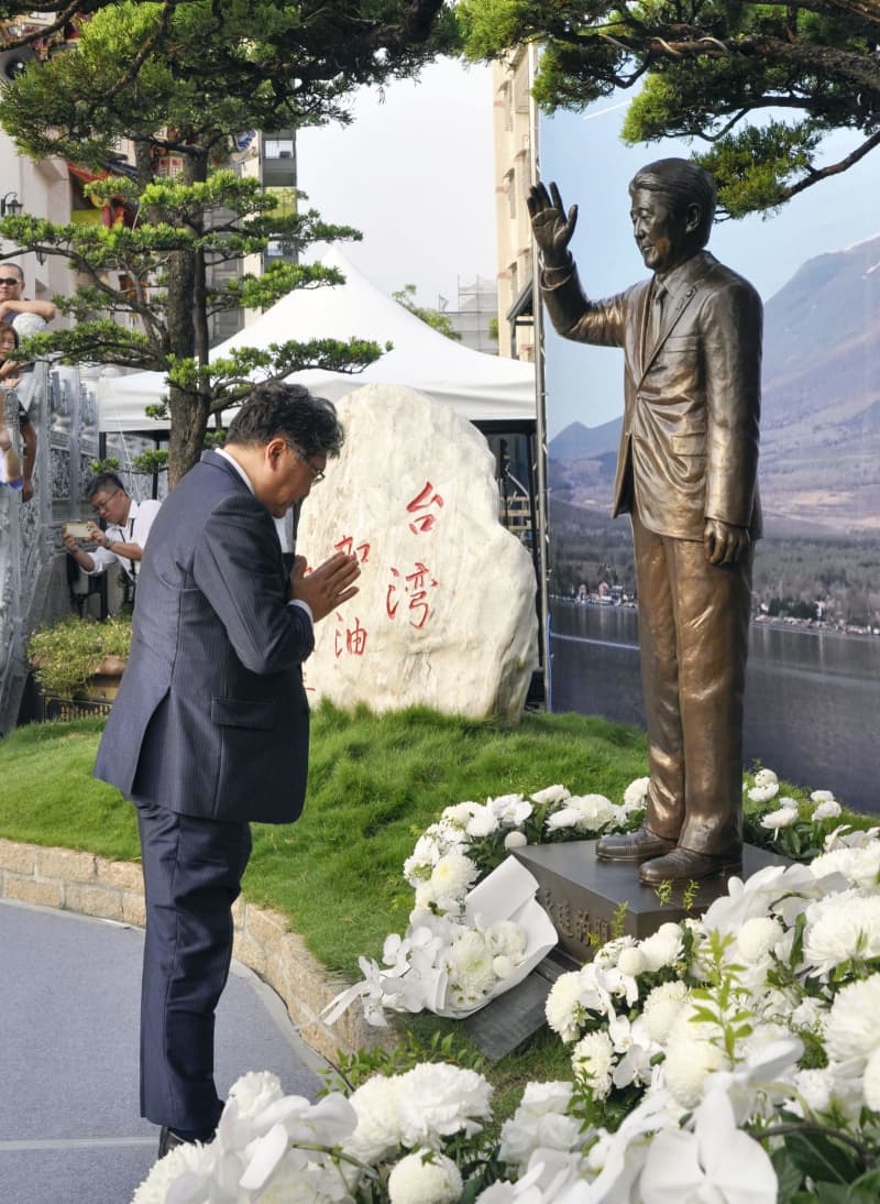 自民の萩生田政調会長が台湾訪問　高雄市の安倍氏銅像に献花