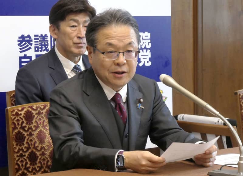 世耕氏、酷評も「首相から握手」　党内から疑問視、関係アピール